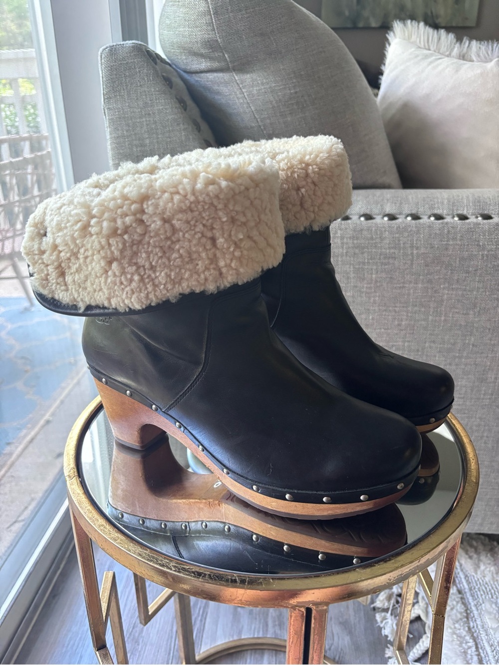 Womens UGG Lynnea Black Leather Clog Boots with Cream Shearling Cuff size 9